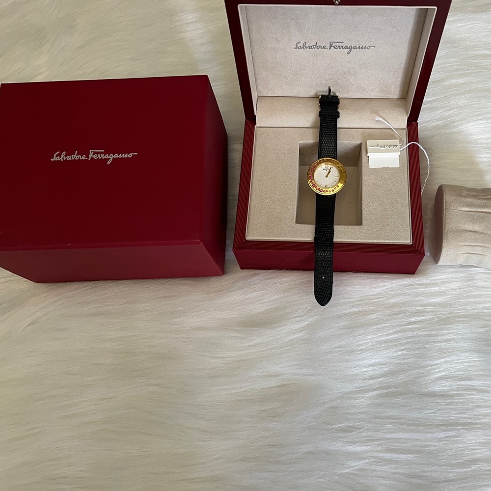 SOLD.Salvatore Ferragamo classic timeless Watch - Picture 3 of 15